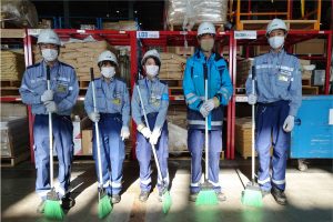関西国際空港の貨物部門にて実施される『掃除しマンデー』のチームメンバー